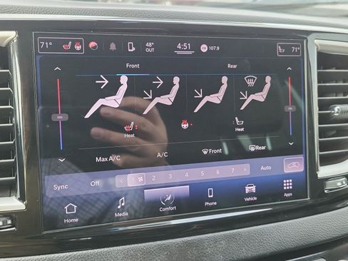 Used 2022 Chrysler Pacifica Touring-L FWD image 34