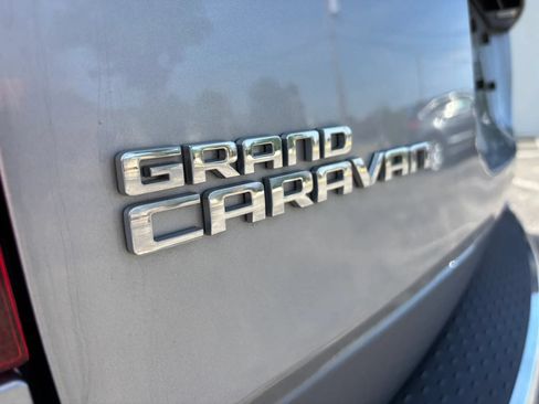 Used 2018 Dodge Grand Caravan SE w/ UConnect Hands-Free Group FWD image 11