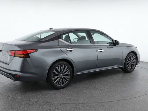 Used 2025 Nissan Altima 2.5 SV image 9