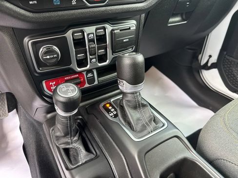 Used 2024 Jeep Wrangler Unlimited AWD/4WD image 22