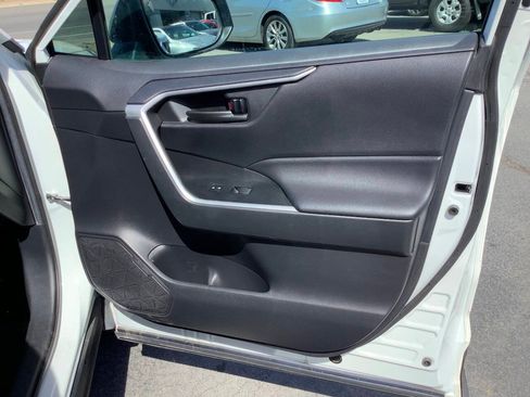 Used 2021 Toyota RAV4 LE AWD/4WD image 37