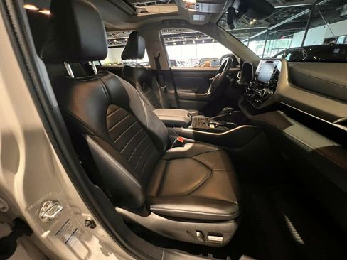 Used 2022 Toyota Highlander XLE image 32