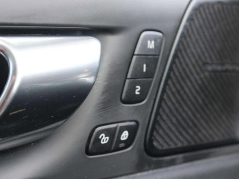 Used 2019 Volvo XC60 T5 Momentum w/ Multimedia Package image 28