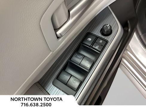 Used 2025 Toyota Sienna XLE FWD image 19
