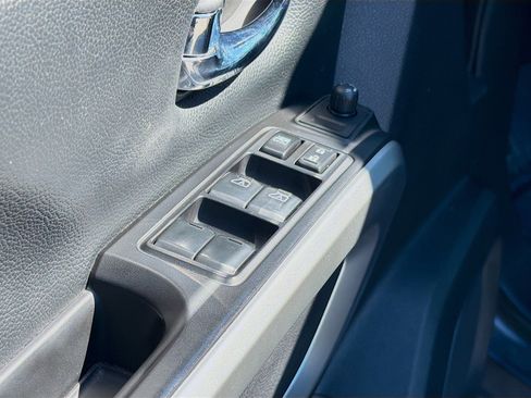 Used 2018 Nissan Titan SV w/ SV Convenience Package image 21