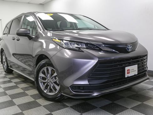 Certified 2023 Toyota Sienna LE image 3