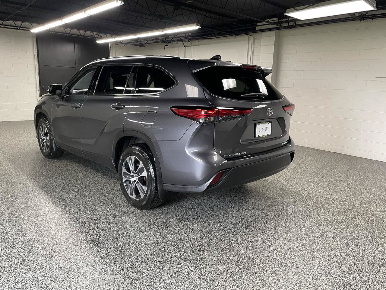 Used 2021 Toyota Highlander XLE AWD/4WD image 8