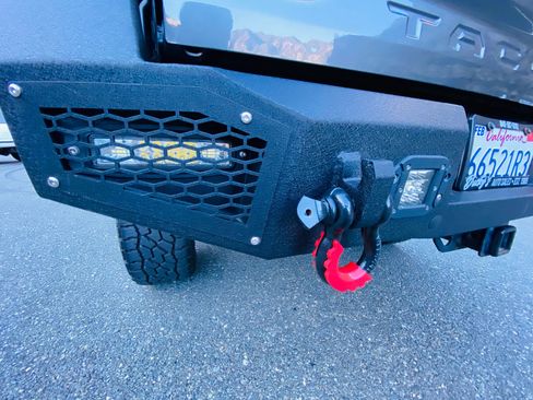 Used 2017 Toyota Tacoma TRD Sport w/ Premium & Technology Package image 8