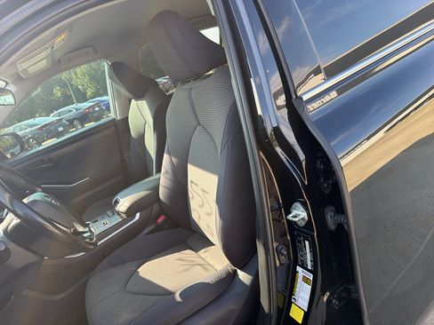 Used 2020 Toyota Highlander LE FWD image 11