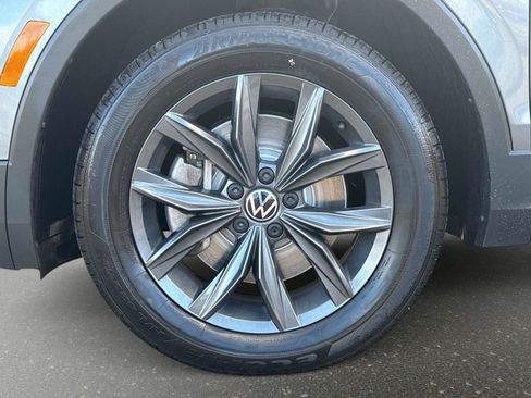 Used 2023 Volkswagen Tiguan SE w/ Panoramic Sunroof Package image 9