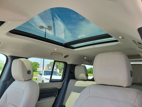 Used 2024 Land Rover Defender 130 S image 28