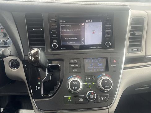 Used 2018 Toyota Sienna XLE Premium image 13