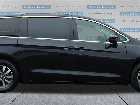 Used 2023 Chrysler Pacifica Touring-L image 4