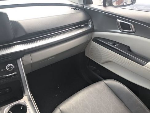 Certified 2022 Kia Carnival LX FWD image 11