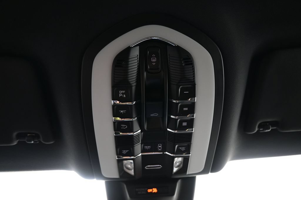 Certified 2023 Porsche Macan S AWD/4WD image 28