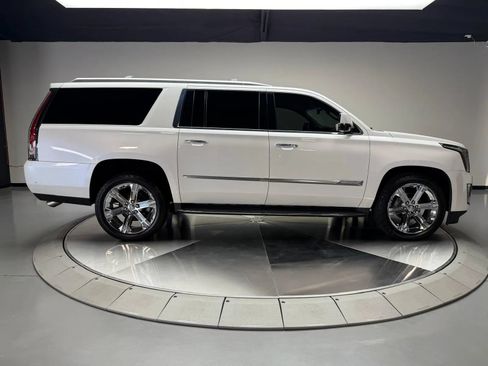 Used 2017 Cadillac Escalade ESV Premium Luxury AWD/4WD image 6