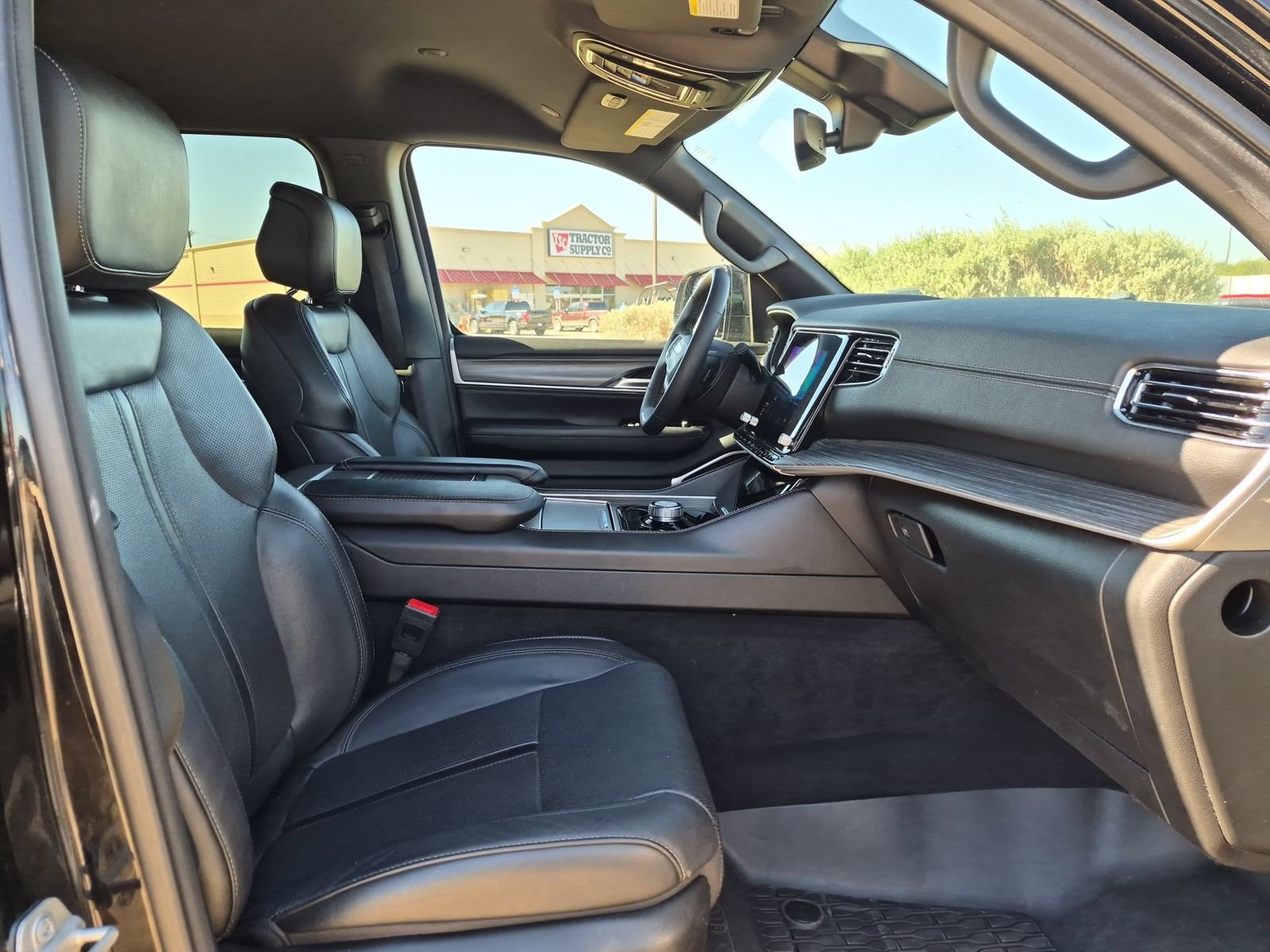Used 2024 Jeep Wagoneer Series II AWD/4WD image 27