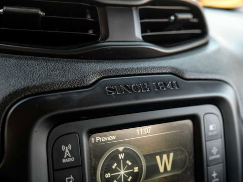 Used 2017 Jeep Renegade Latitude w/ Cold Weather Group image 21