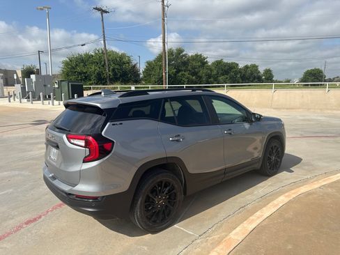 Used 2024 GMC Terrain SLE w/ Driver Convenience Package FWD image 5