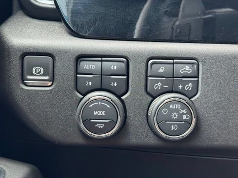 Certified 2025 Chevrolet Silverado 1500 High Country AWD/4WD image 31