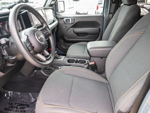 Used 2025 Jeep Gladiator Sport AWD/4WD image 18