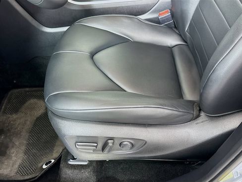 Used 2024 Toyota Highlander XLE FWD image 19