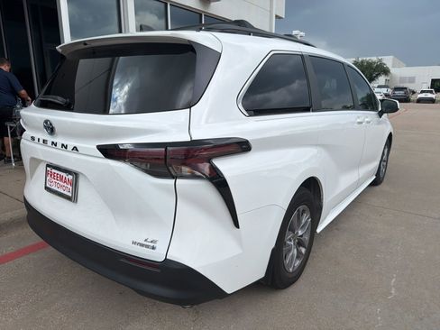 Used 2024 Toyota Sienna LE FWD image 7