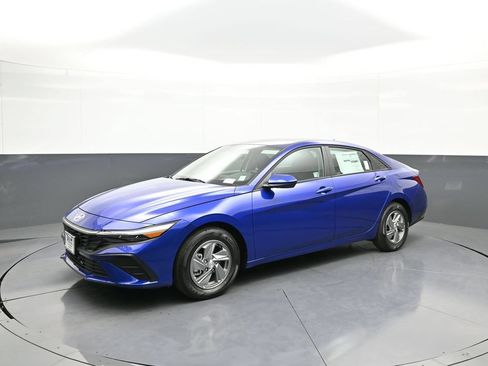 Certified 2025 Hyundai Elantra SE FWD image 10