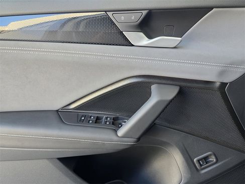 New 2025 Volkswagen Tiguan SE image 16