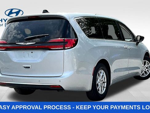 Used 2024 Chrysler Pacifica Touring-L FWD image 8