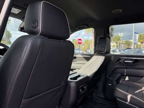 New 2025 Chevrolet Suburban Premier RWD image 17