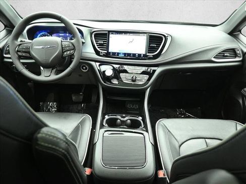Used 2025 Chrysler Pacifica Limited image 22