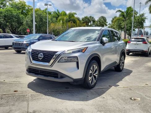 Used 2023 Nissan Rogue SV image 2