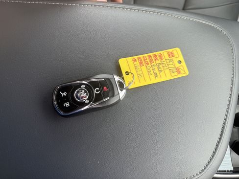Used 2021 Buick Enclave Essence w/ LPO, Hit The Road Package AWD/4WD image 9