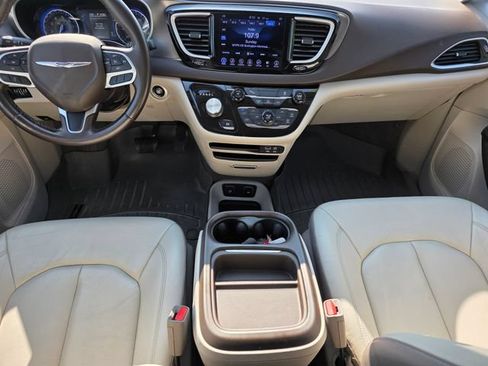 Used 2017 Chrysler Pacifica Touring-L w/ Tire & Wheel Group FWD image 23