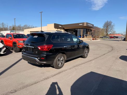 Used 2020 Nissan Pathfinder SV image 4