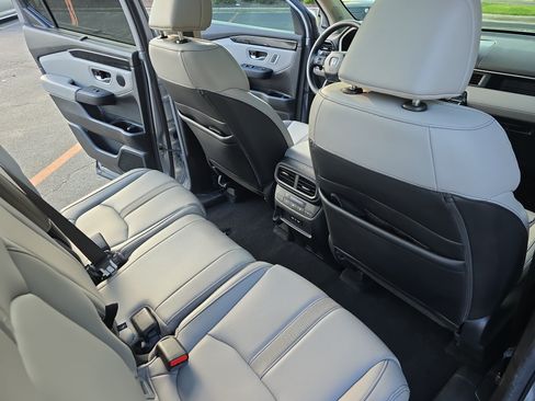 Used 2025 Honda Pilot Touring image 11