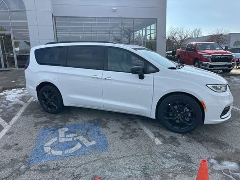 New 2026 Chrysler Pacifica Select image 41