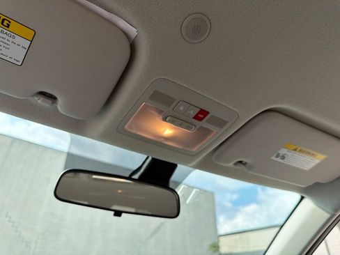 Used 2025 Hyundai Venue Limited FWD image 29