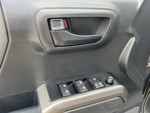 Used 2022 Toyota Tacoma SR5 RWD image 16