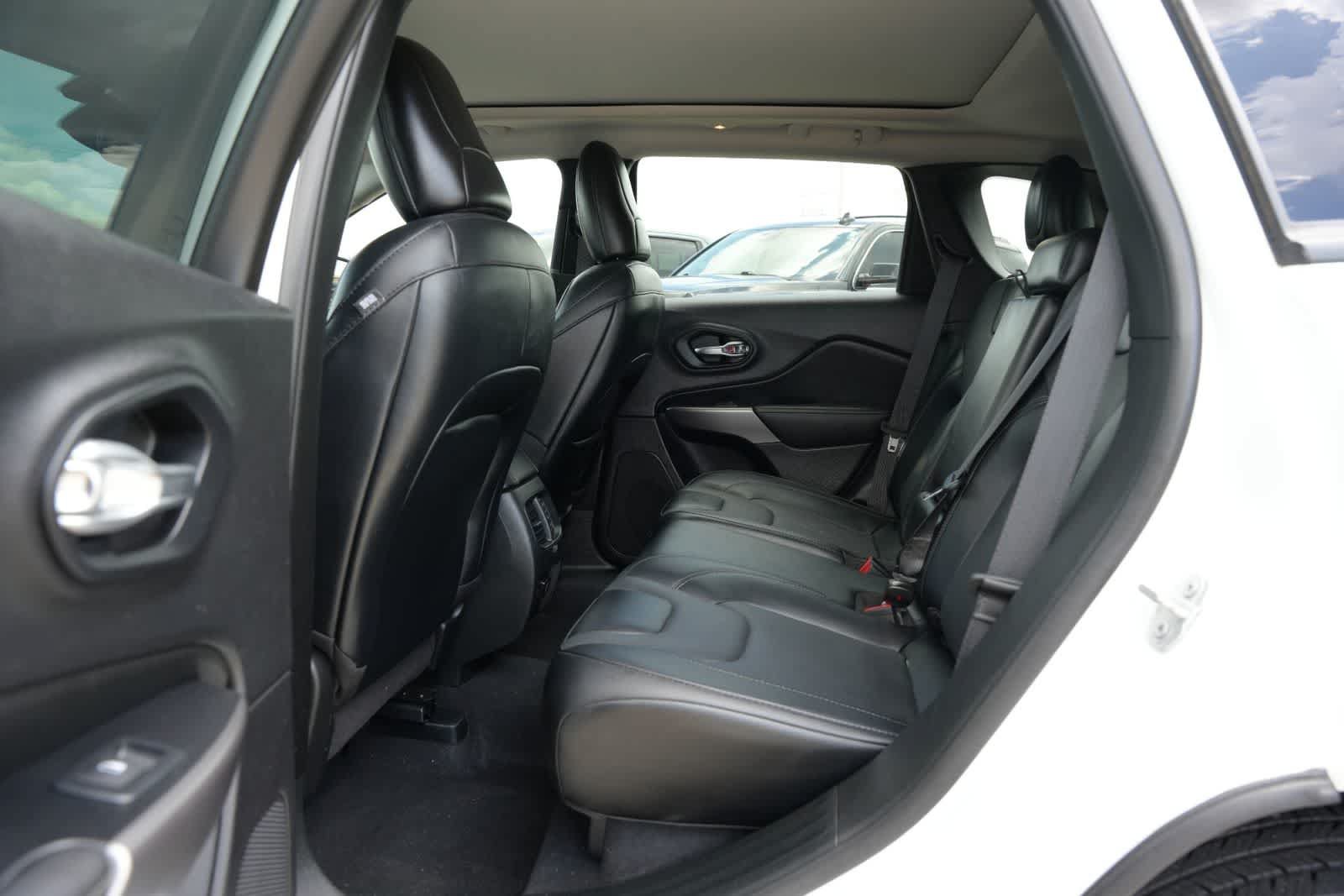 Used 2022 Jeep Cherokee Limited AWD/4WD image 17