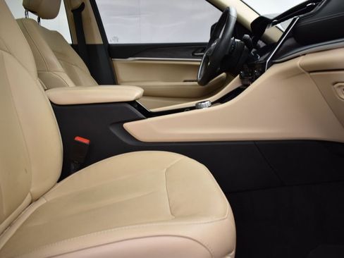 Used 2022 Jeep Grand Cherokee Limited image 25