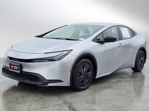 Used 2024 Toyota Prius LE image 7