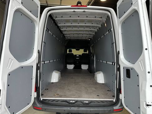 Used 2024 Mercedes-Benz Sprinter 2500 image 7
