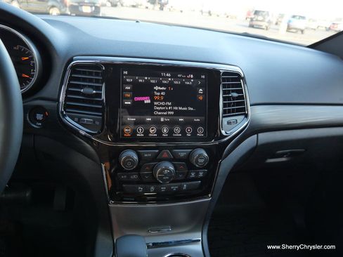 Used 2019 Jeep Grand Cherokee Altitude image 27