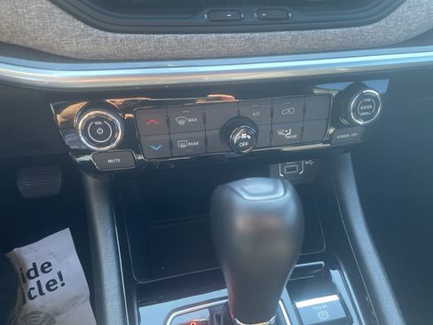 Used 2025 Jeep Compass Latitude AWD/4WD image 16
