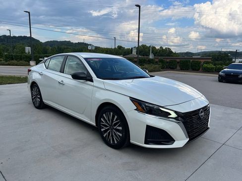 Used 2025 Nissan Altima 2.5 SV FWD image 31