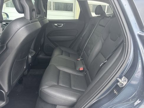 Used 2018 Volvo XC60 T6 Momentum w/ Convenience Package image 34