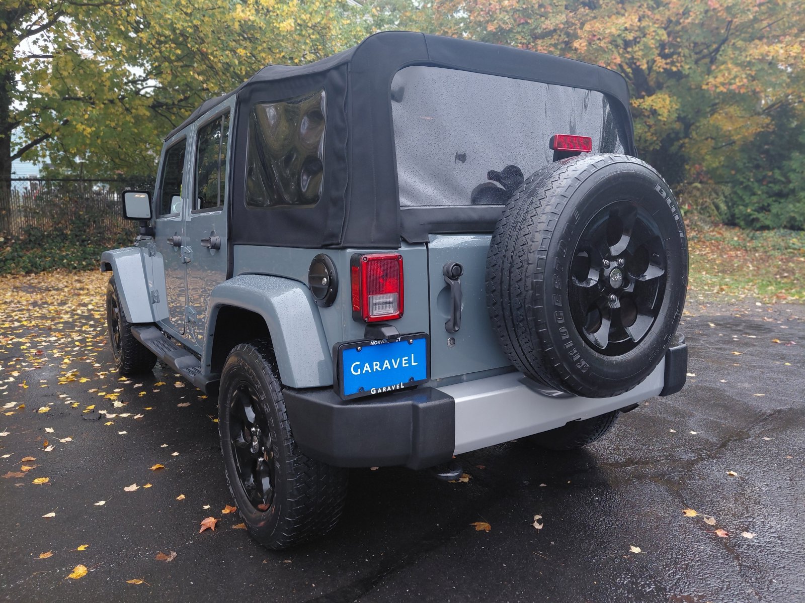 Used 2015 Jeep Wrangler Unlimited Sahara w/ Connectivity Group AWD/4WD image 24
