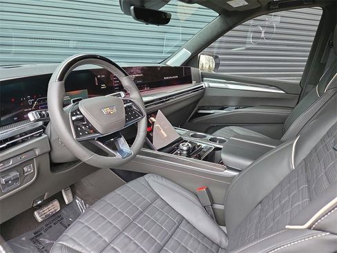 Used 2025 Cadillac Escalade ESV V image 4